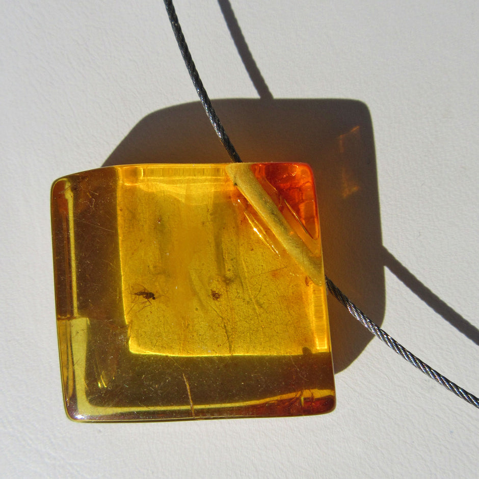 Edles Drahtcollier mit einem viereckiger, wunderschönen Bernstein mit Inkluse( Fliege)