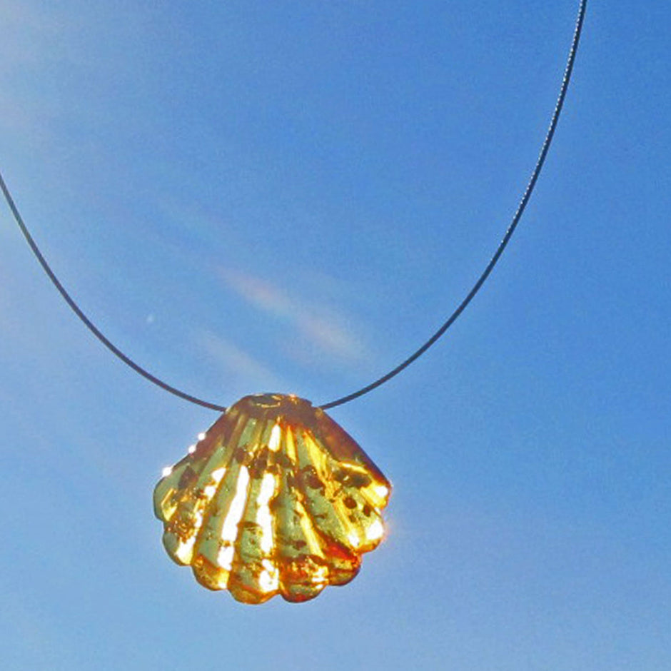 Elegantes Drahtcollier mit polierter Bernsteinmuschel