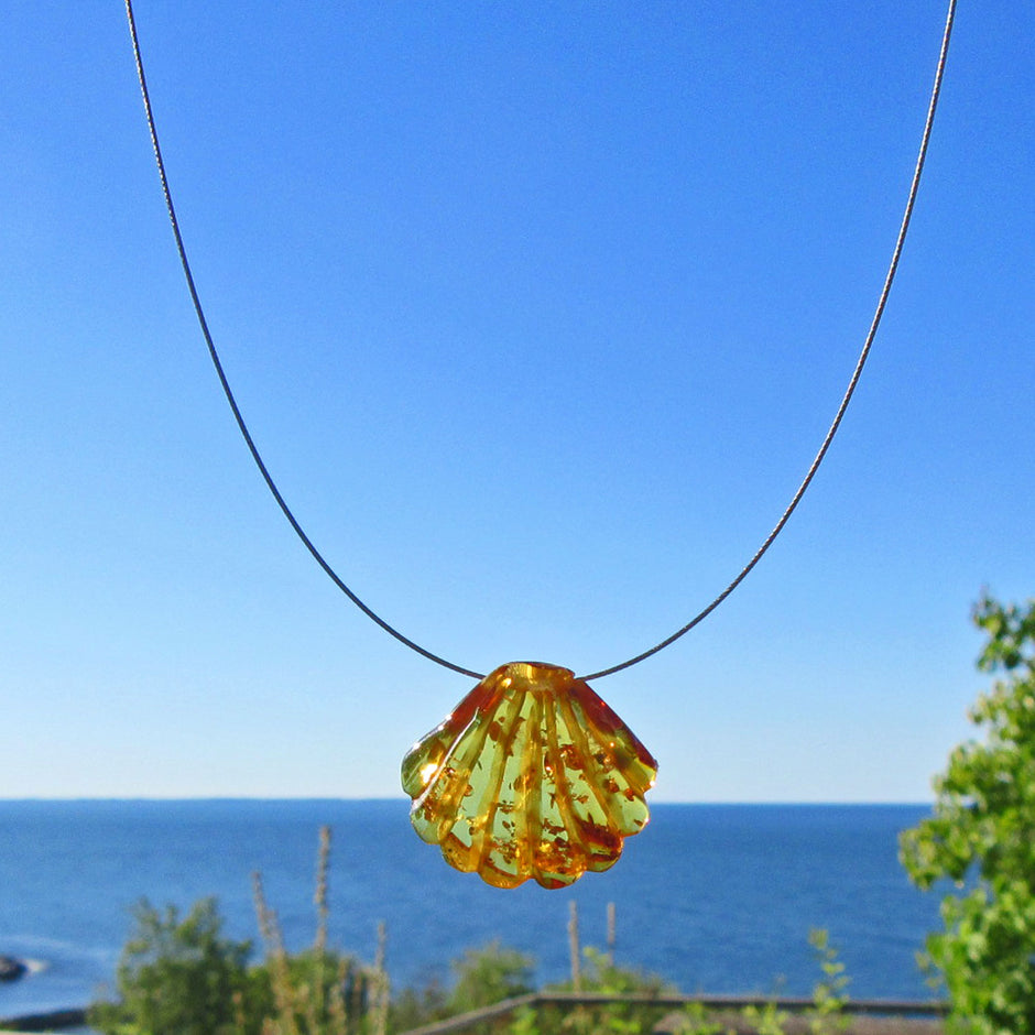 Elegantes Drahtcollier mit polierter Bernsteinmuschel