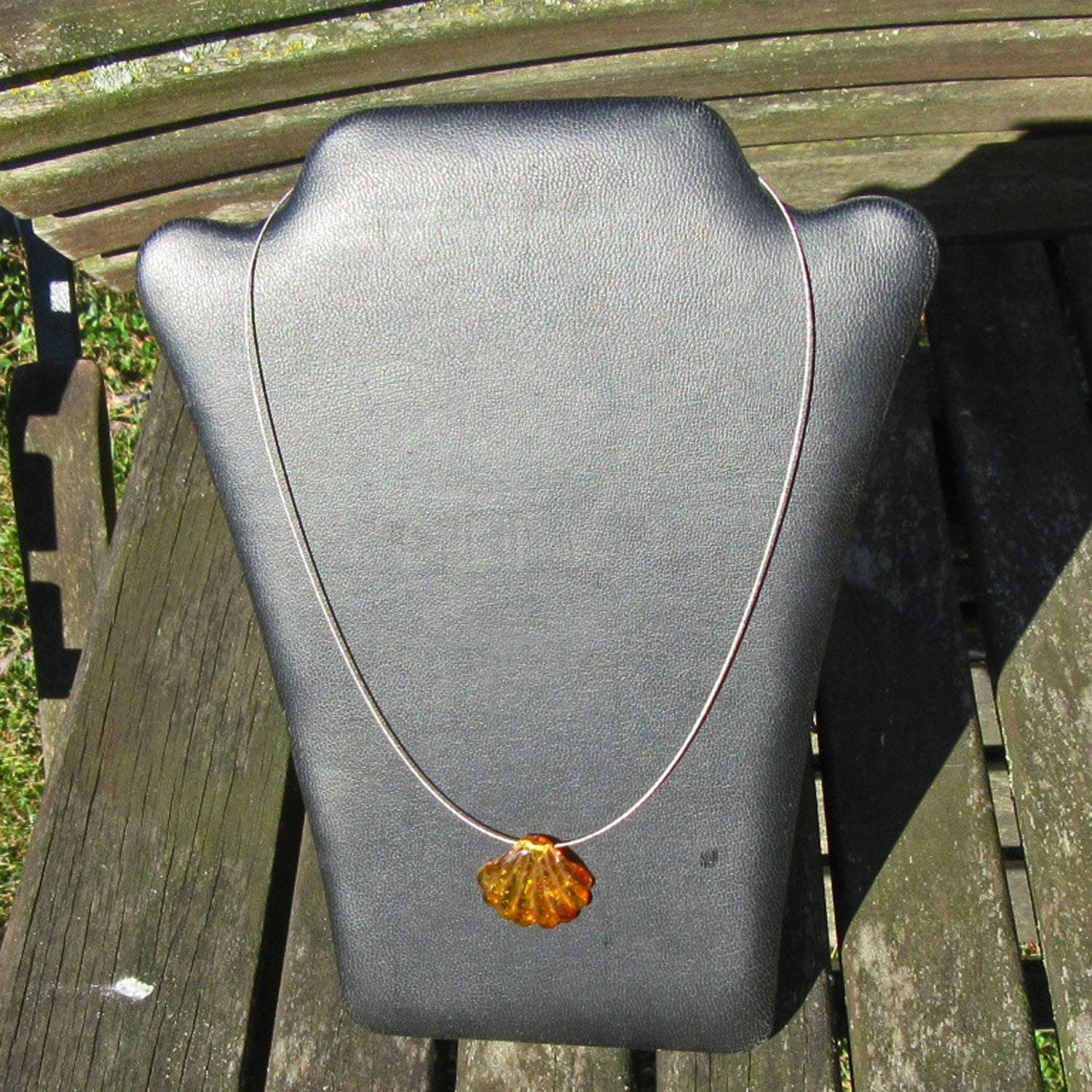 Elegantes Drahtcollier mit polierter Bernsteinmuschel