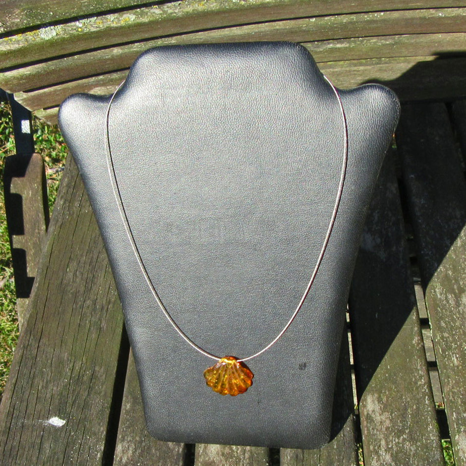 Elegantes Drahtcollier mit polierter Bernsteinmuschel