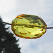 Elegantes Drahtcollier mit ovaler Bernsteinperle