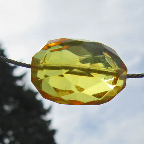 Elegantes Drahtcollier mit ovaler Bernsteinperle
