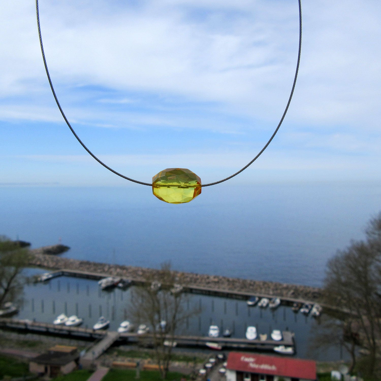 Elegantes Drahtcollier mit ovaler Bernsteinperle