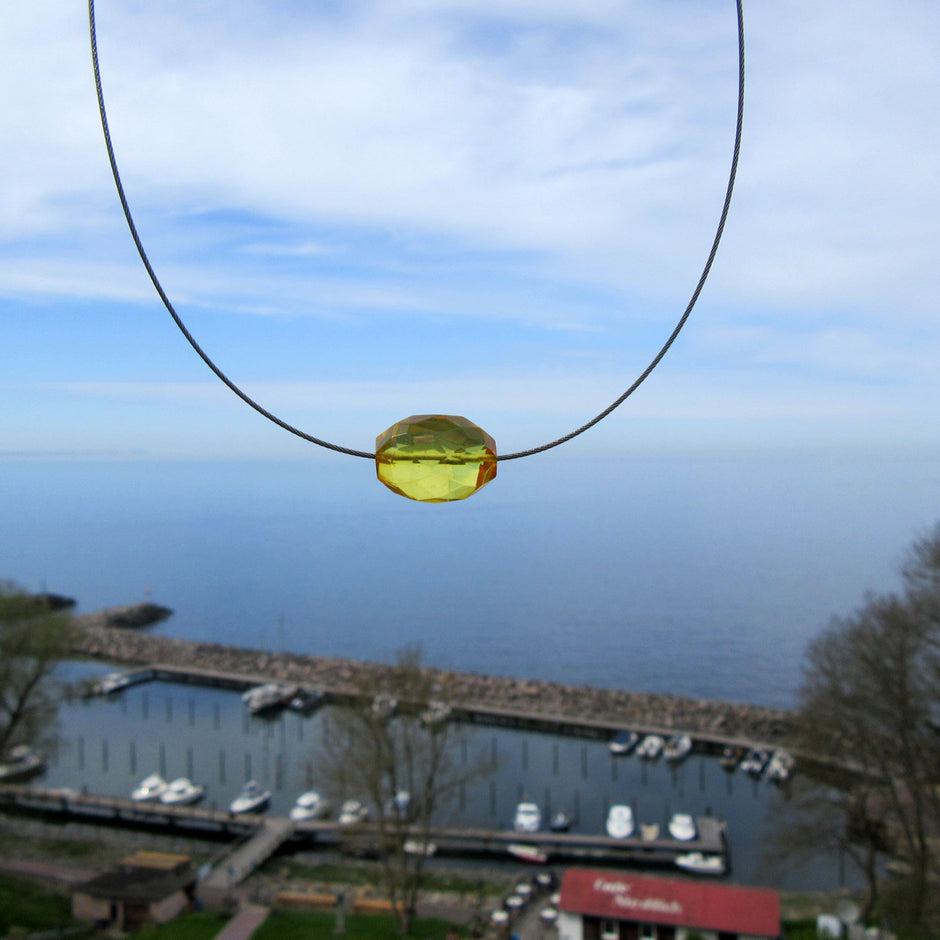 Elegantes Drahtcollier mit ovaler Bernsteinperle
