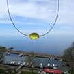 Elegantes Drahtcollier mit ovaler Bernsteinperle
