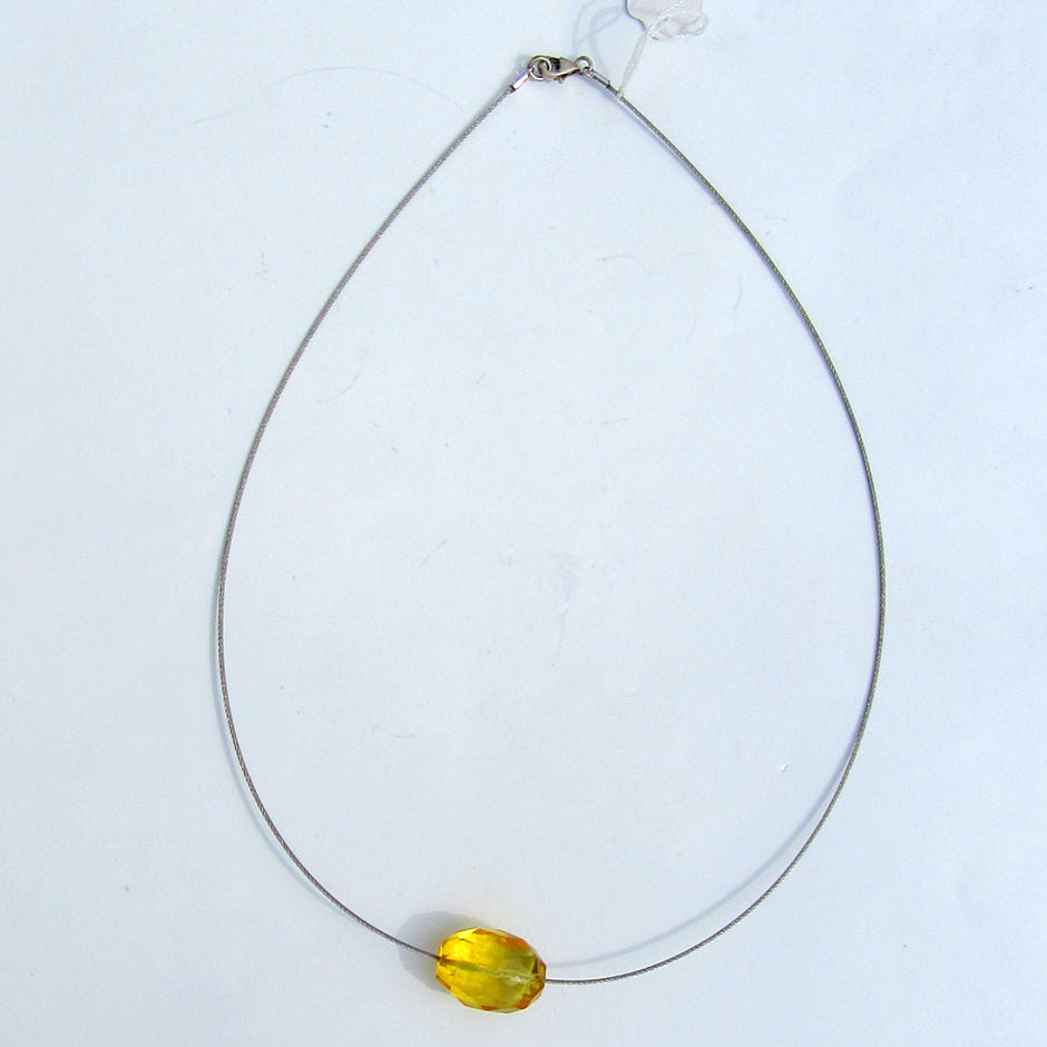 Elegantes Drahtcollier mit ovaler Bernsteinperle