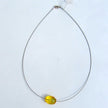 Elegantes Drahtcollier mit ovaler Bernsteinperle