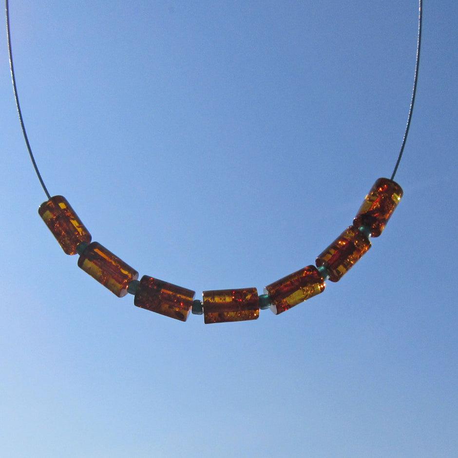 Drahtcollier mit 7 kognacfarbenen Bernsteinwalzen