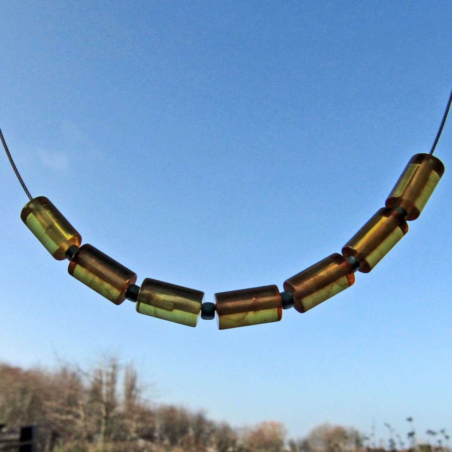 Drahtcollier mit Bernsteinwalzen und Glasperlen, Unikat