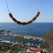 Drahtcollier mit 7 kognacfarbenen Bernsteinwalzen