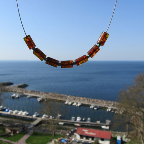 Drahtcollier mit 7 kognacfarbenen Bernsteinwalzen