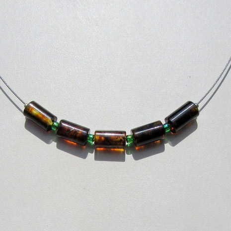 Drahtcollier mit 5 polierten Bernsteinwalzen von Rügen
