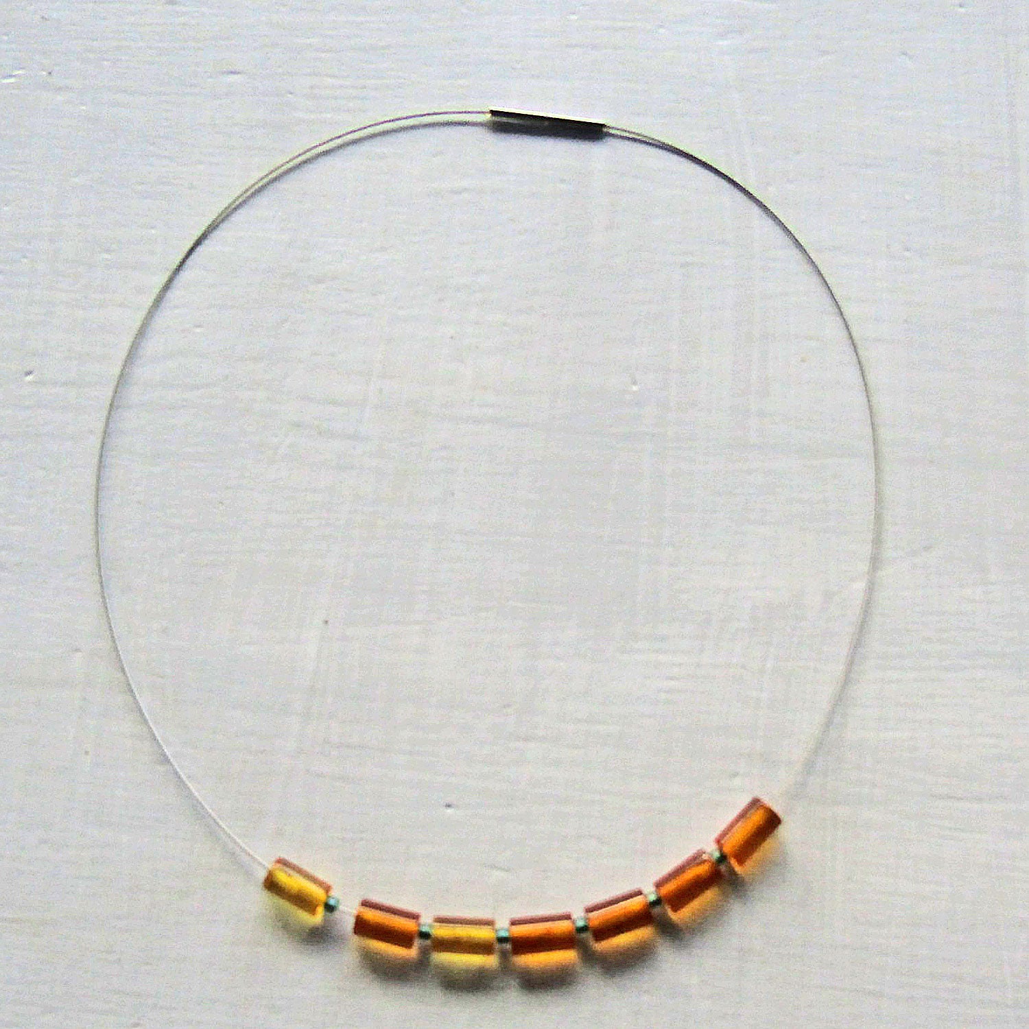 Drahtcollier mit Bernsteinwalzen und Glasperlen, Unikat