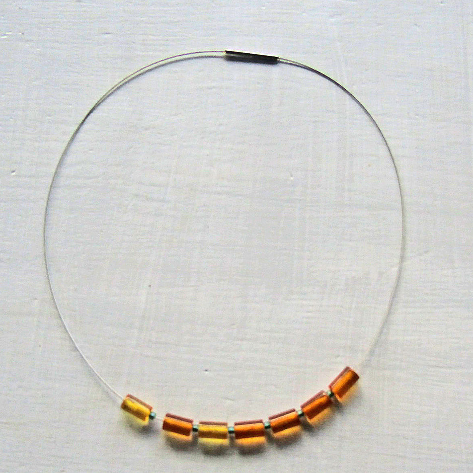 Drahtcollier mit Bernsteinwalzen und Glasperlen, Unikat