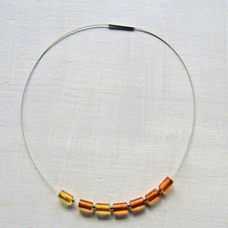 Drahtcollier mit Bernsteinwalzen und Glasperlen, Unikat