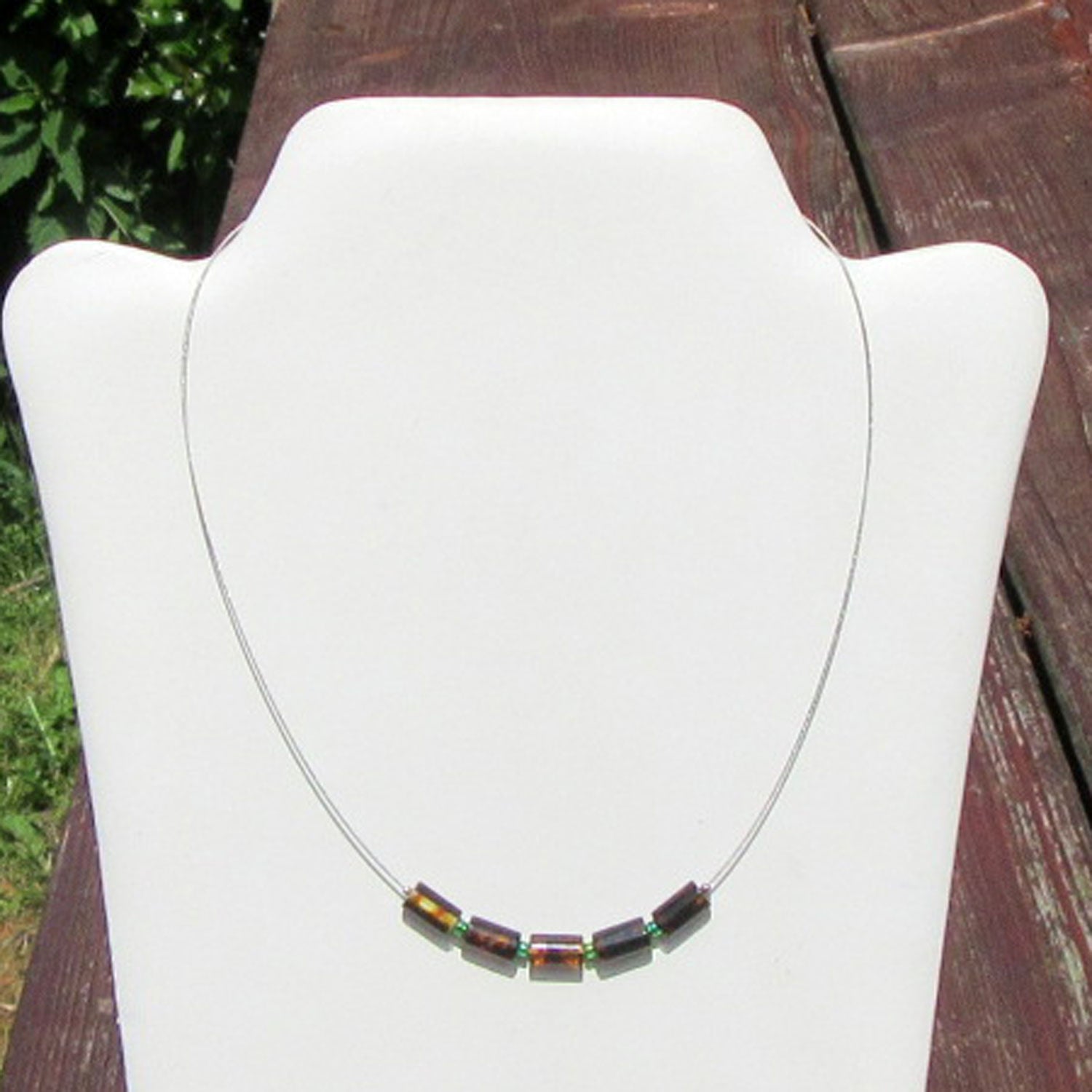 Drahtcollier mit 5 polierten Bernsteinwalzen von Rügen