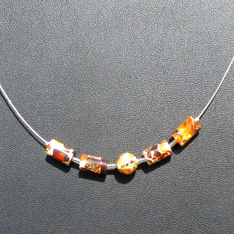 Elegantes Drahtcollier mit Bernsteinen und Glasperlen