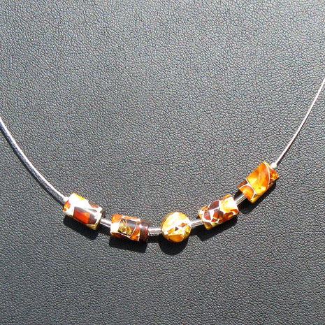 Elegantes Drahtcollier mit Bernsteinen und Glasperlen