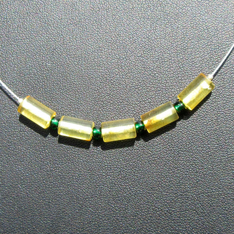 Edles Drahtcollier mit 5 polierten Bernsteinwalzen