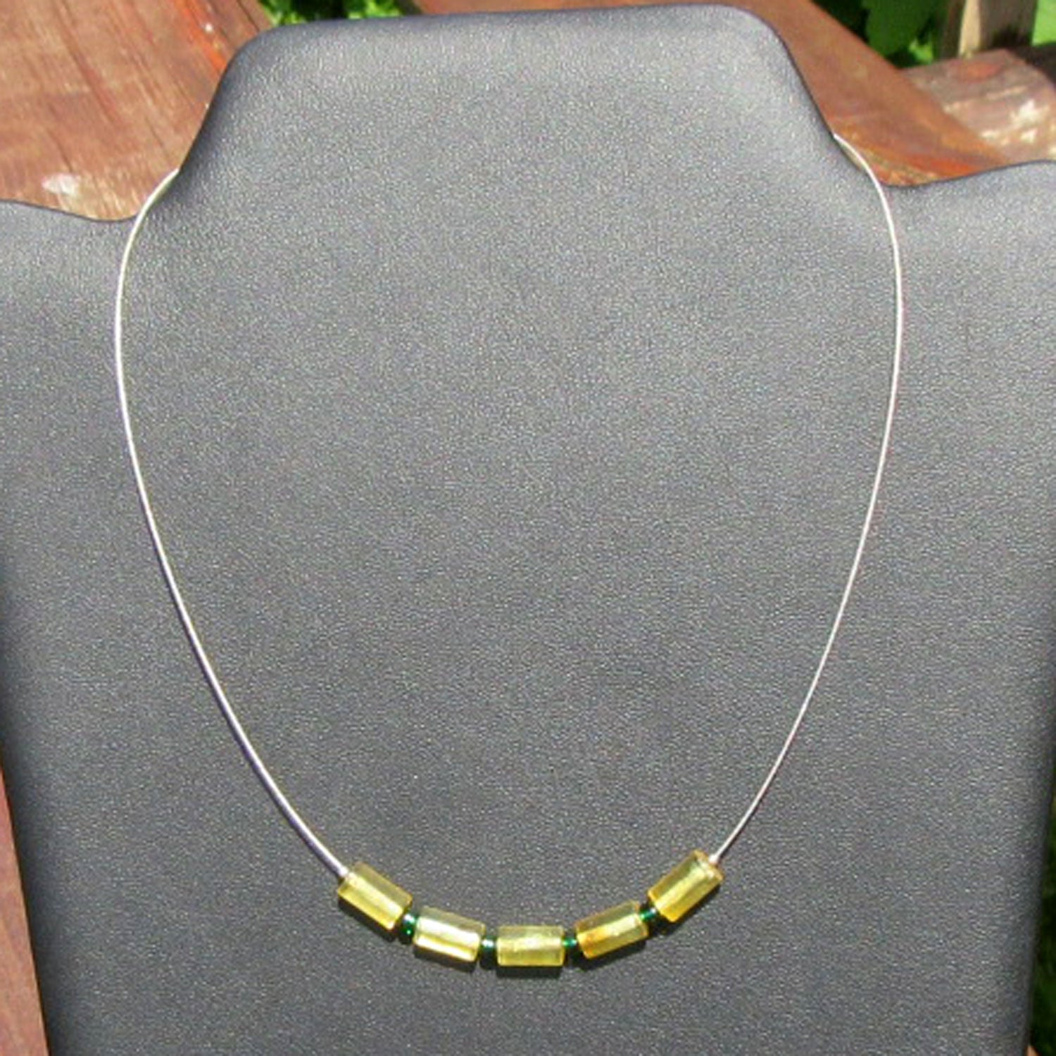 Edles Drahtcollier mit 5 polierten Bernsteinwalzen