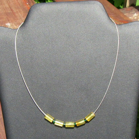 Edles Drahtcollier mit 5 polierten Bernsteinwalzen