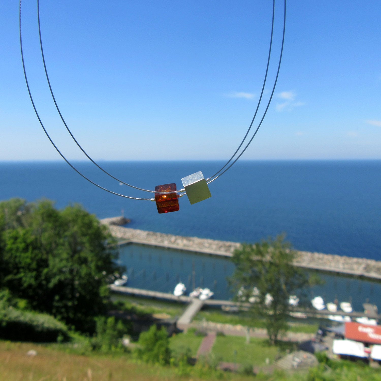 Drahtcollier mit Bernstein und Silberwürfel – Unikat