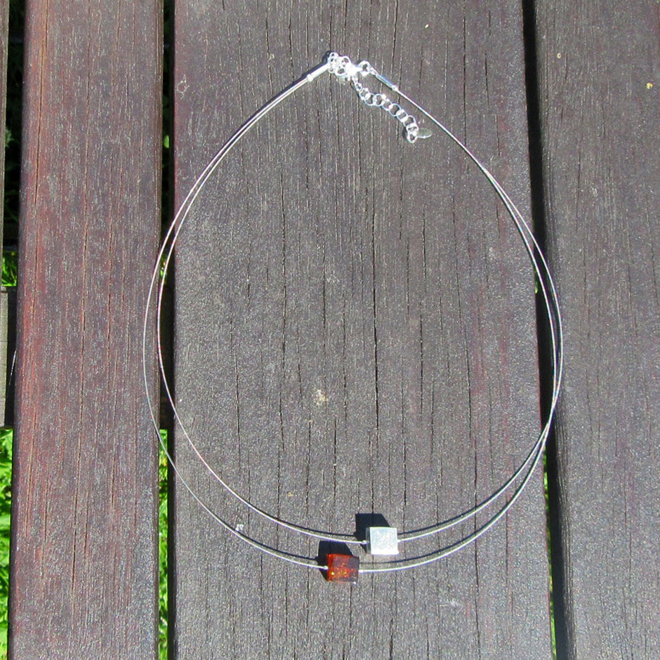 Drahtcollier mit Bernstein und Silberwürfel – Unikat