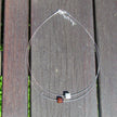Drahtcollier mit Bernstein und Silberwürfel – Unikat