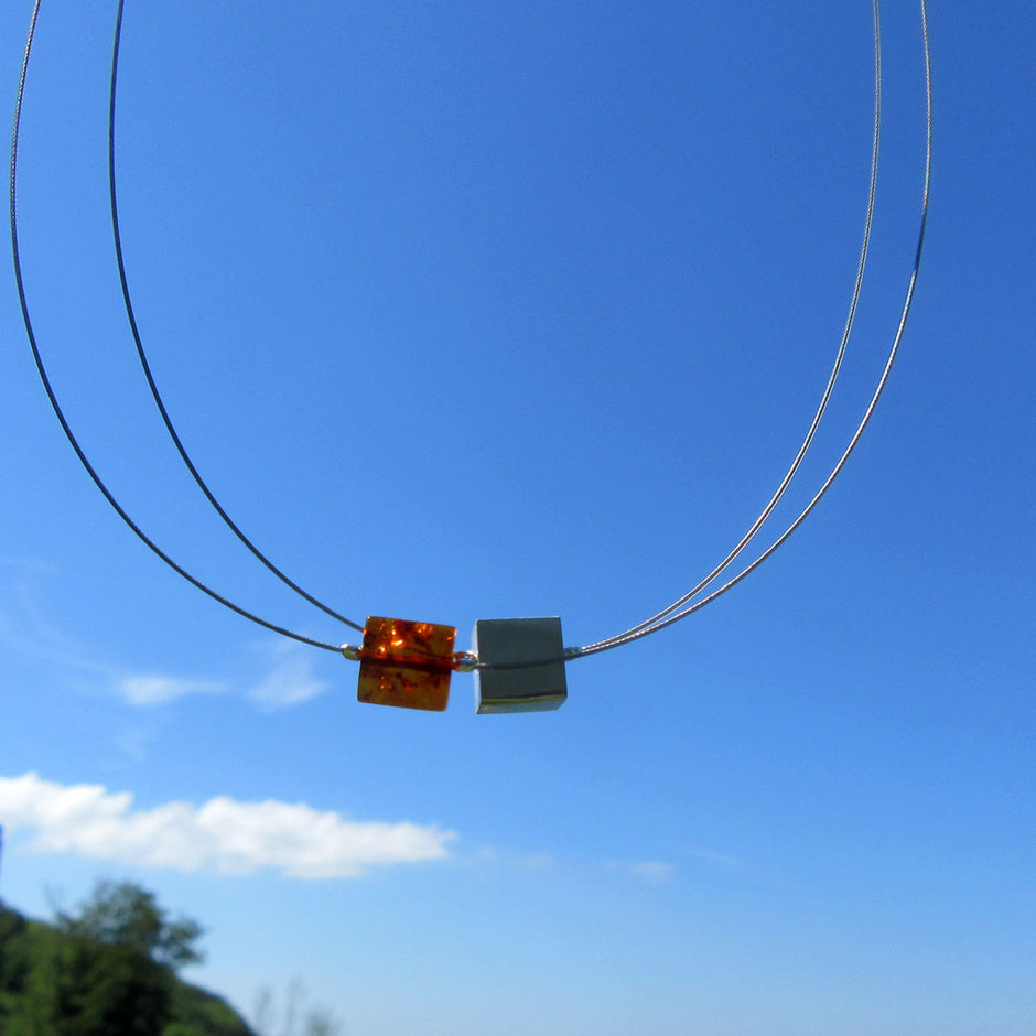 Drahtcollier mit Bernstein und Silberwürfel – Unikat