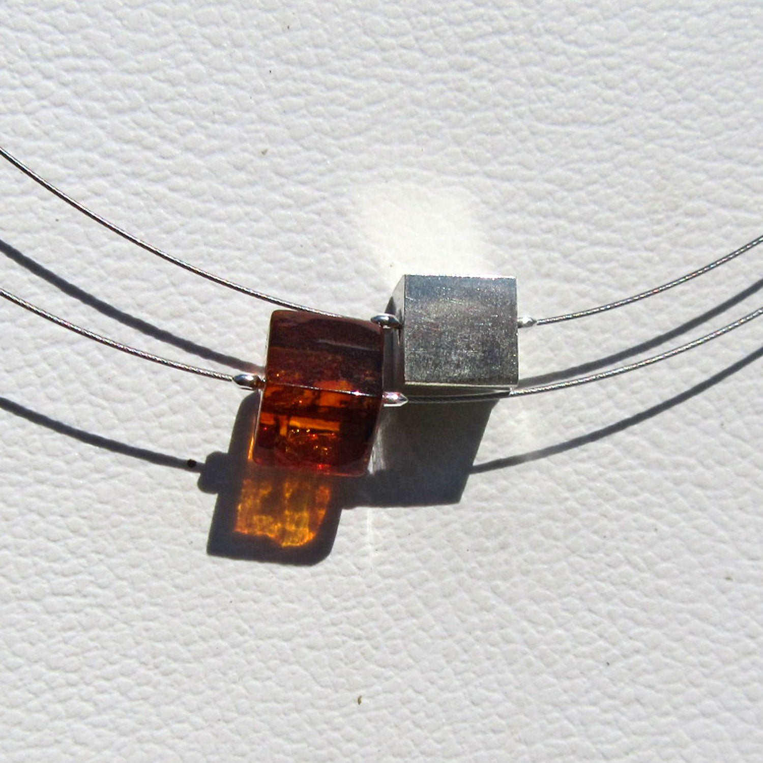 Drahtcollier mit Bernstein und Silberwürfel – Unikat