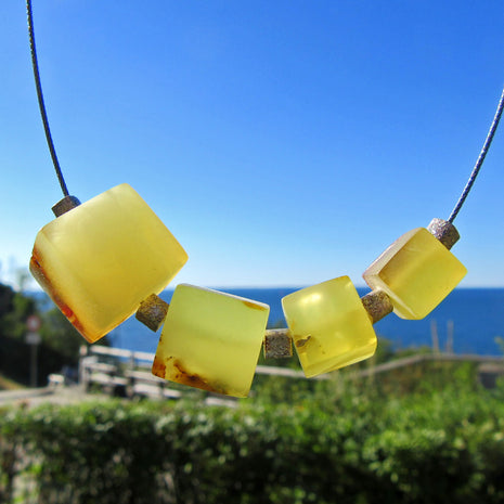 Einzigartiges Drahtcollier mit Bernstein- und Silberwürfeln