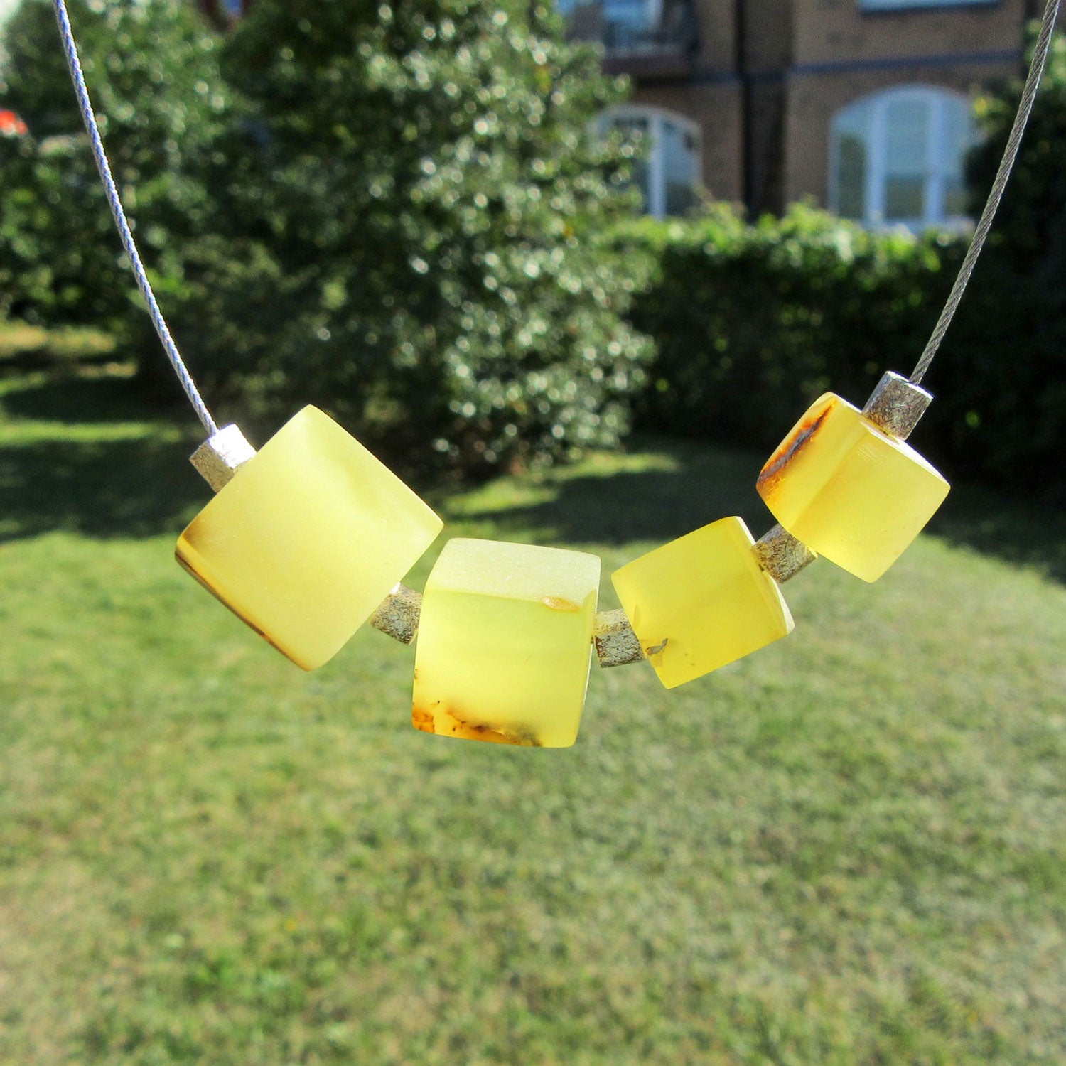 Einzigartiges Drahtcollier mit Bernstein- und Silberwürfeln