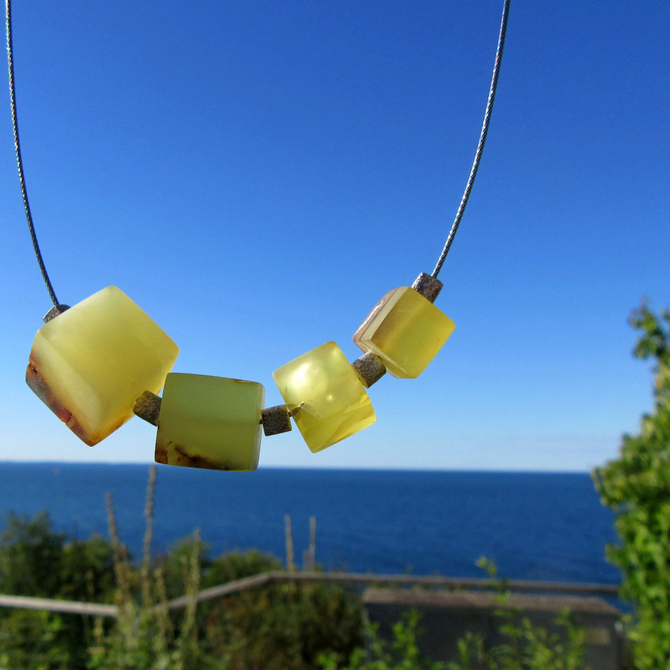 Einzigartiges Drahtcollier mit Bernstein- und Silberwürfeln