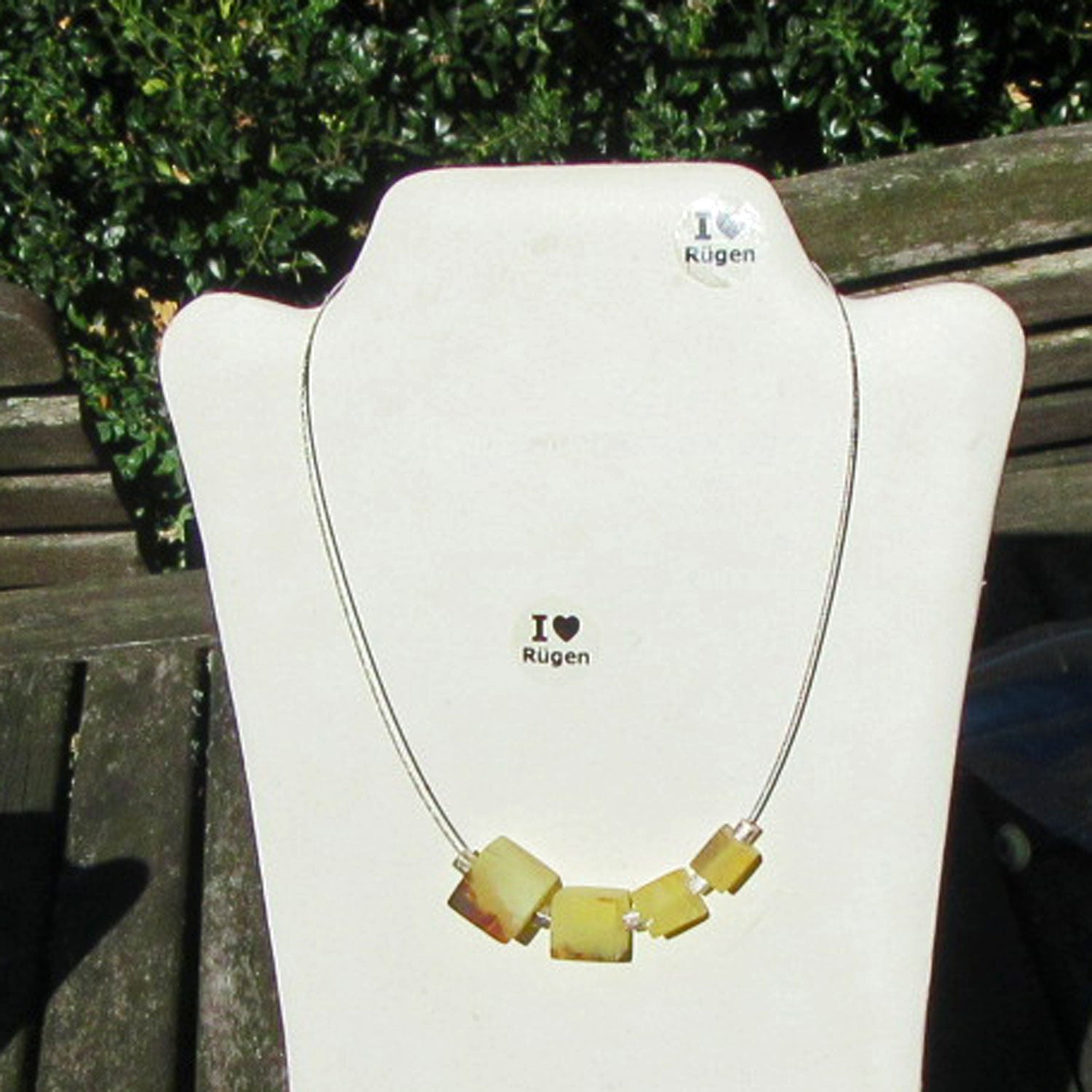 Einzigartiges Drahtcollier mit Bernstein- und Silberwürfeln