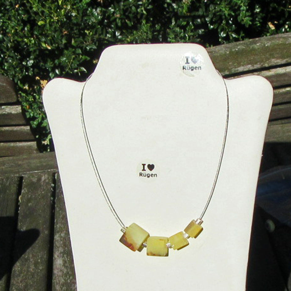 Einzigartiges Drahtcollier mit Bernstein- und Silberwürfeln