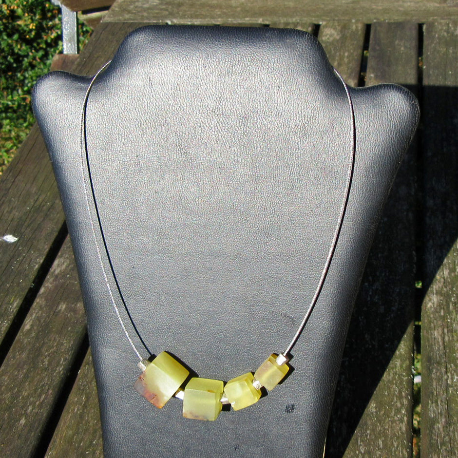 Einzigartiges Drahtcollier mit Bernstein- und Silberwürfeln