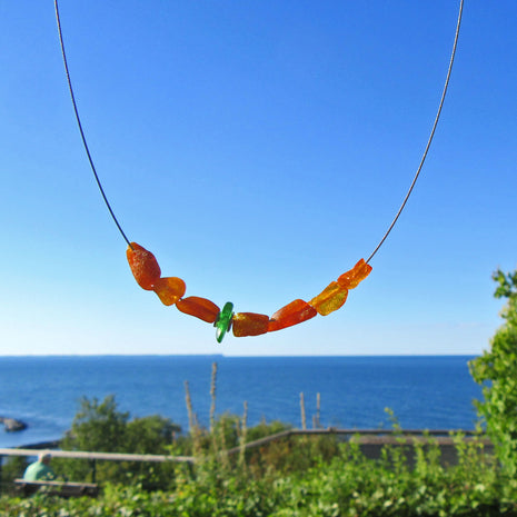 Drahtcollier mit Bernstein und Seeglas von Rügen