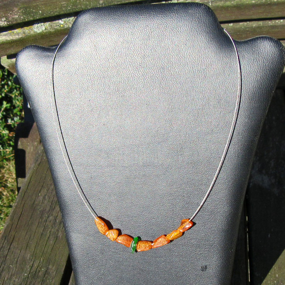 Drahtcollier mit Bernstein und Seeglas von Rügen