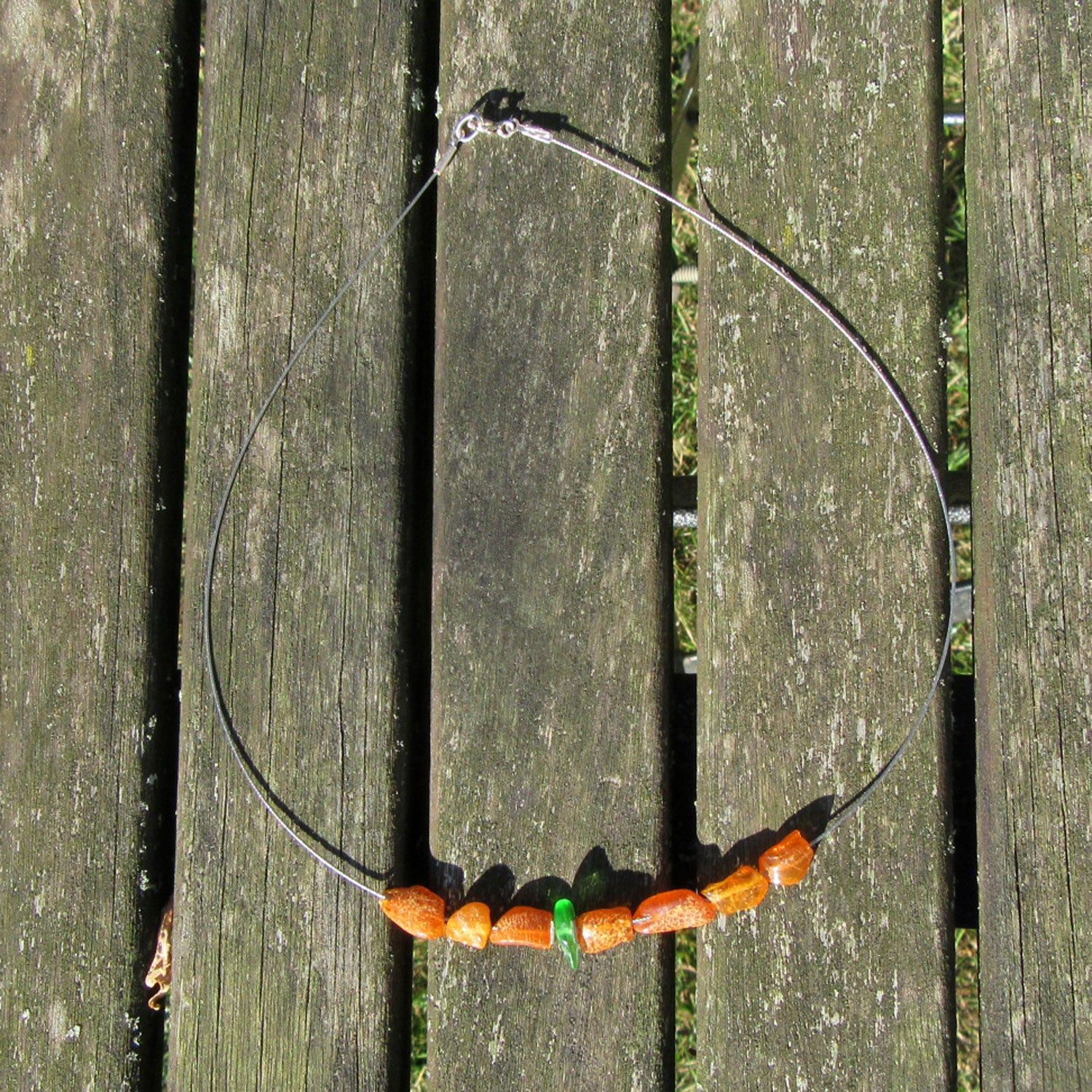 Drahtcollier mit Bernstein und Seeglas von Rügen