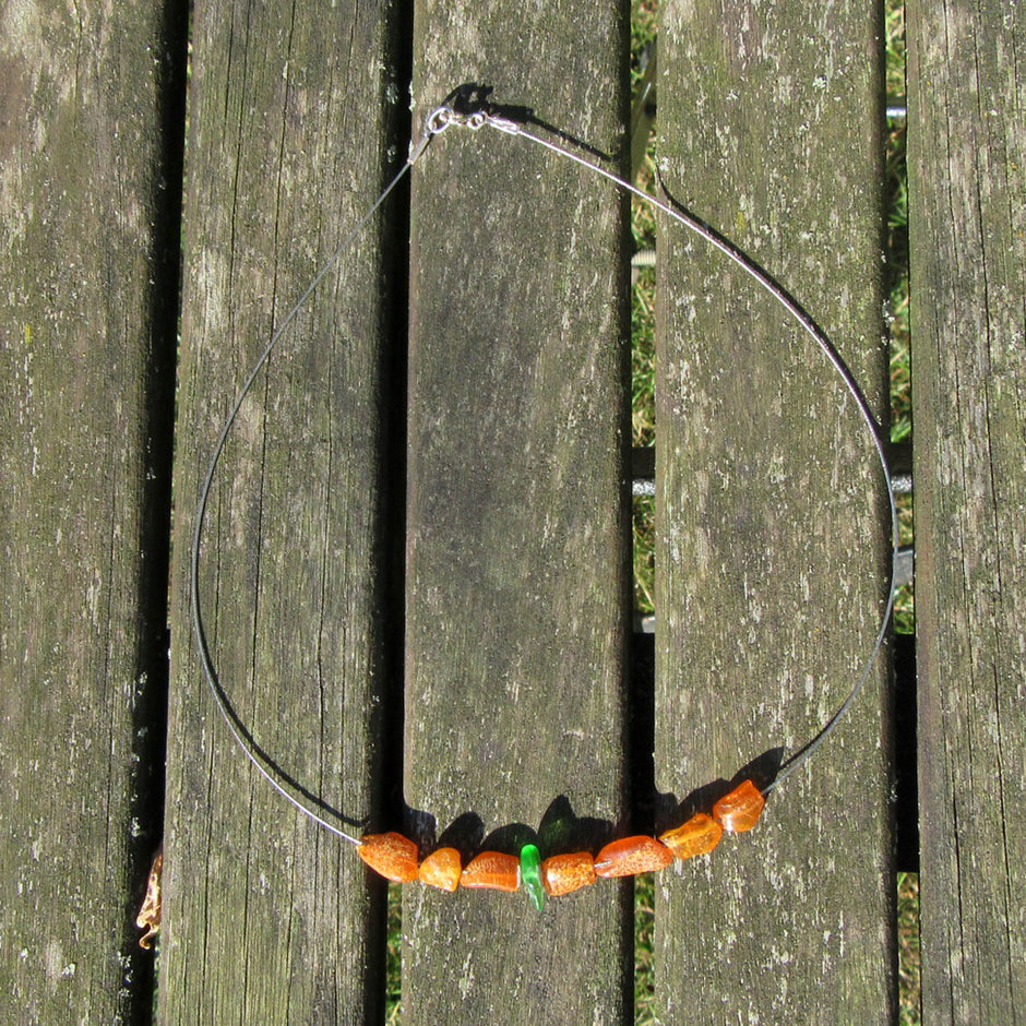 Drahtcollier mit Bernstein und Seeglas von Rügen