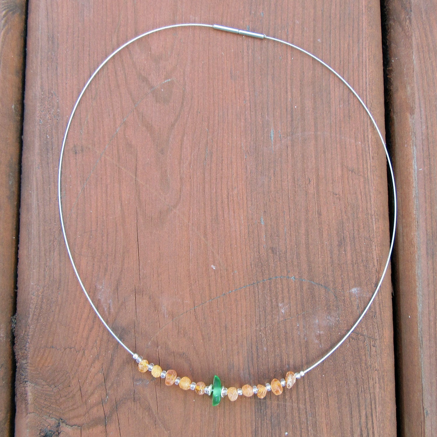 Drahtcollier aus Seeglas und unpolierten Bernsteinen