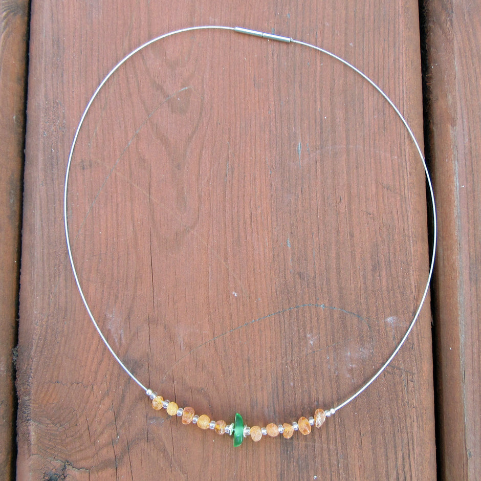 Drahtcollier aus Seeglas und unpolierten Bernsteinen