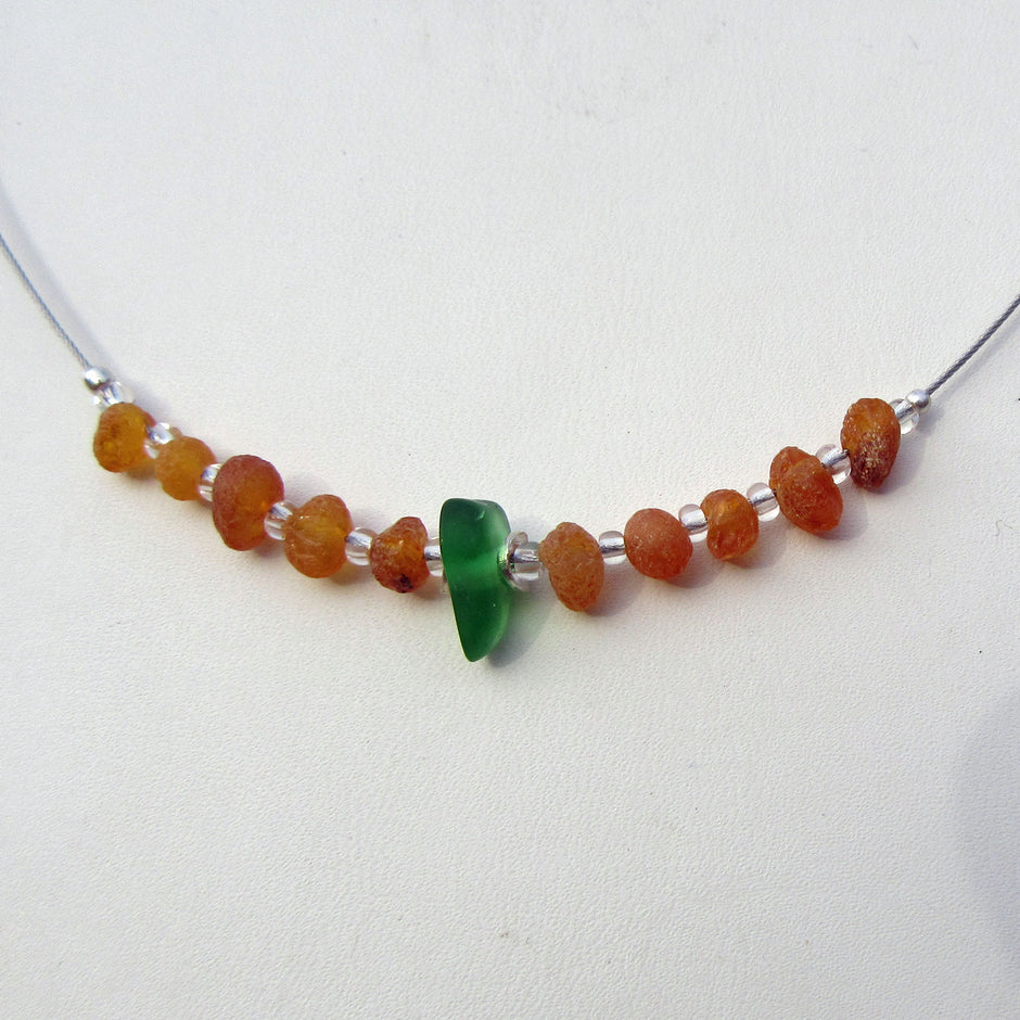 Drahtcollier aus Seeglas und unpolierten Bernsteinen