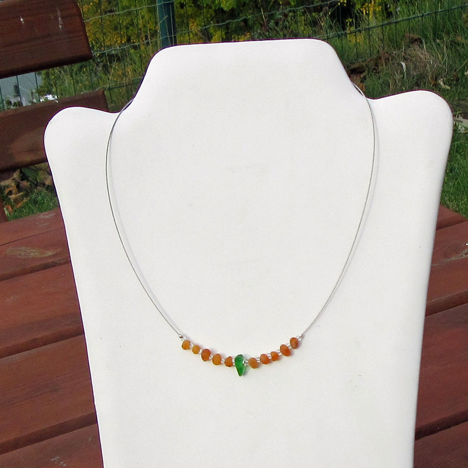 Drahtcollier aus Seeglas und unpolierten Bernsteinen