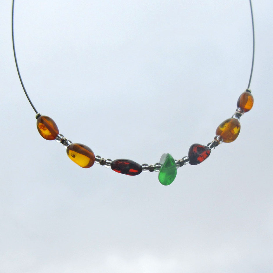 Elegantes Drahtcollier mit Bernstein und Seeglas, Unikat