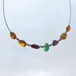Elegantes Drahtcollier mit Bernstein und Seeglas, Unikat