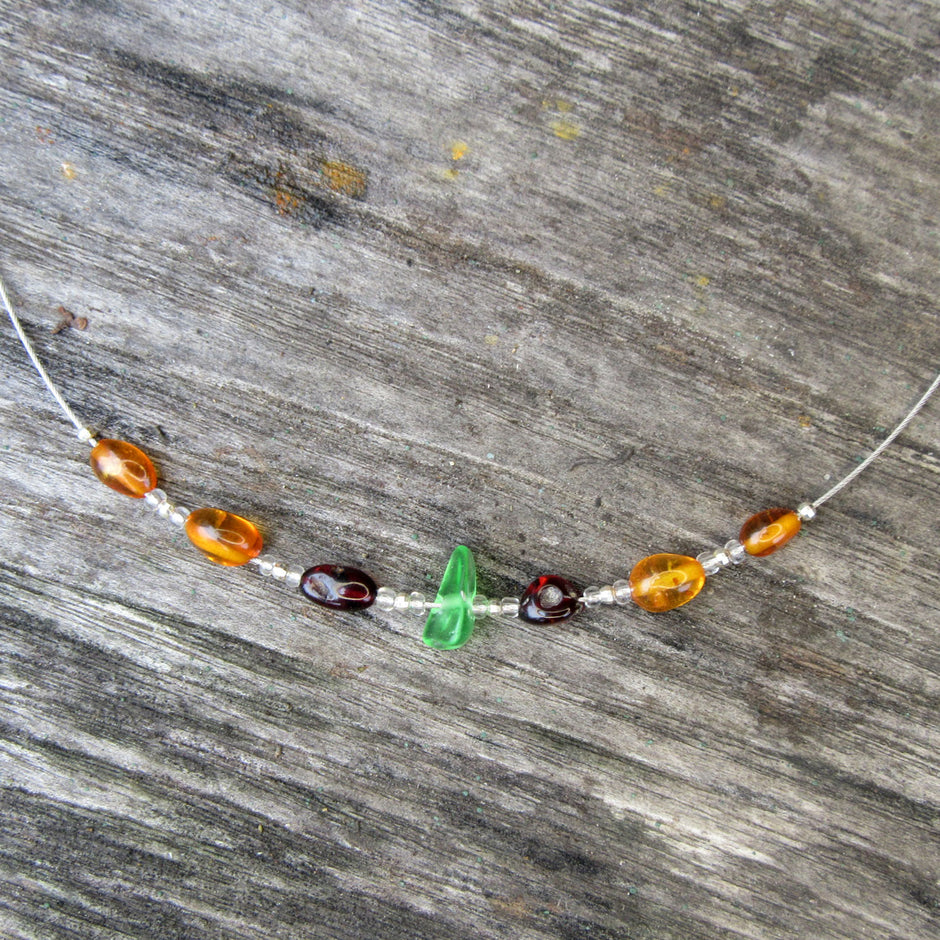 Elegantes Drahtcollier mit Bernstein und Seeglas, Unikat