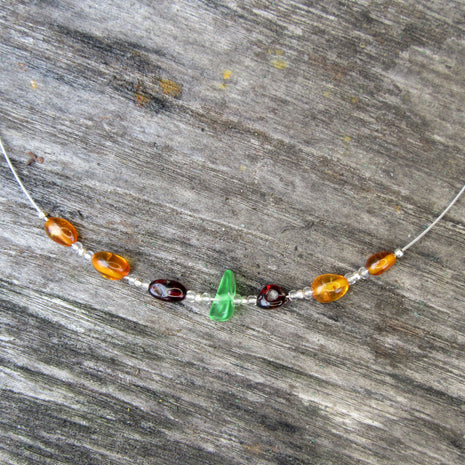 Elegantes Drahtcollier mit Bernstein und Seeglas, Unikat