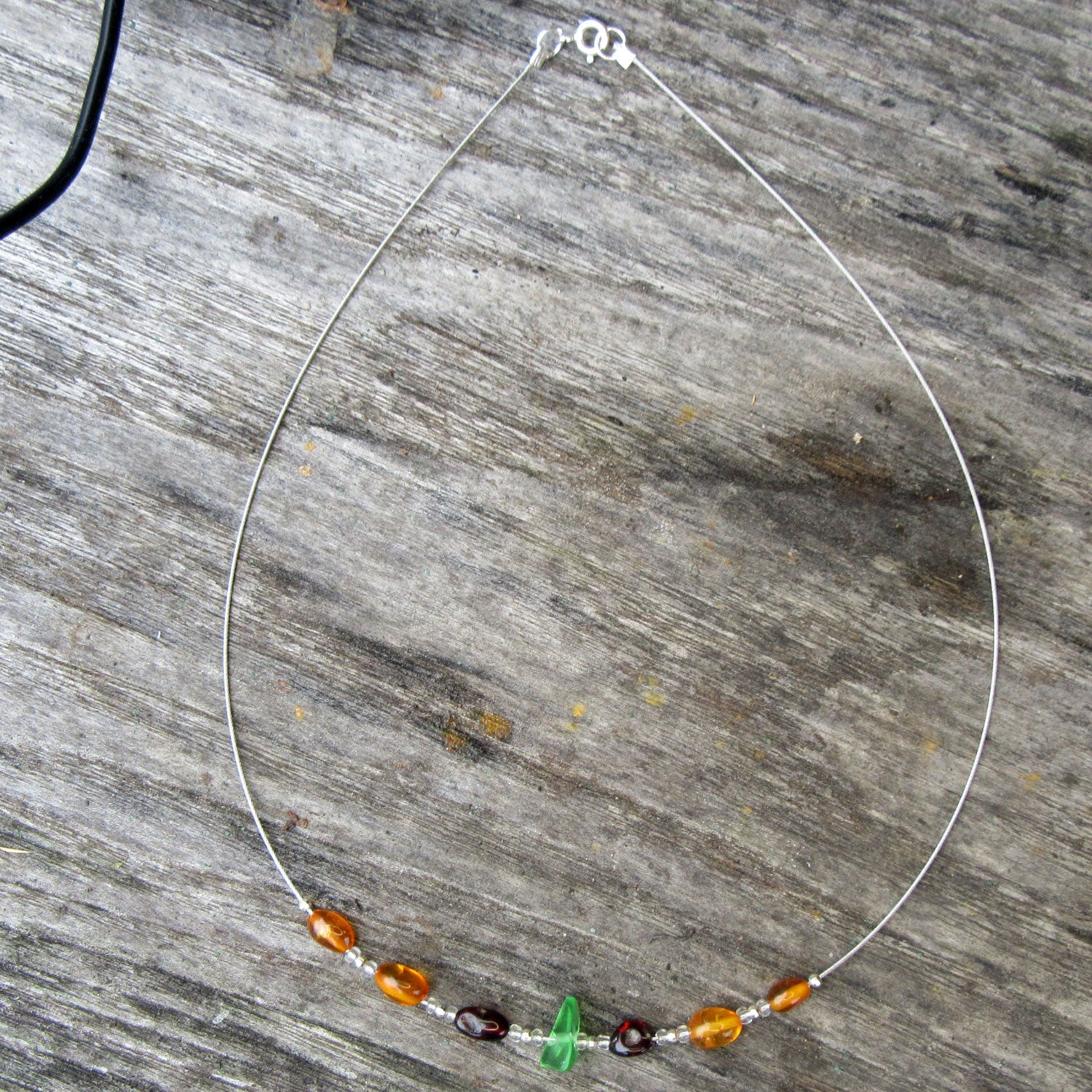 Elegantes Drahtcollier mit Bernstein und Seeglas, Unikat